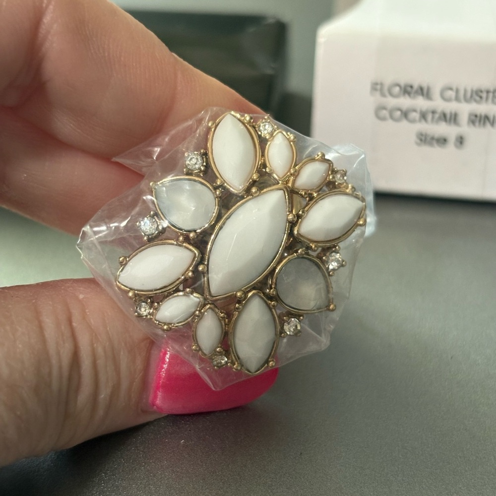 Avon Floral Clusters Cocktail Ring size 8 NIB